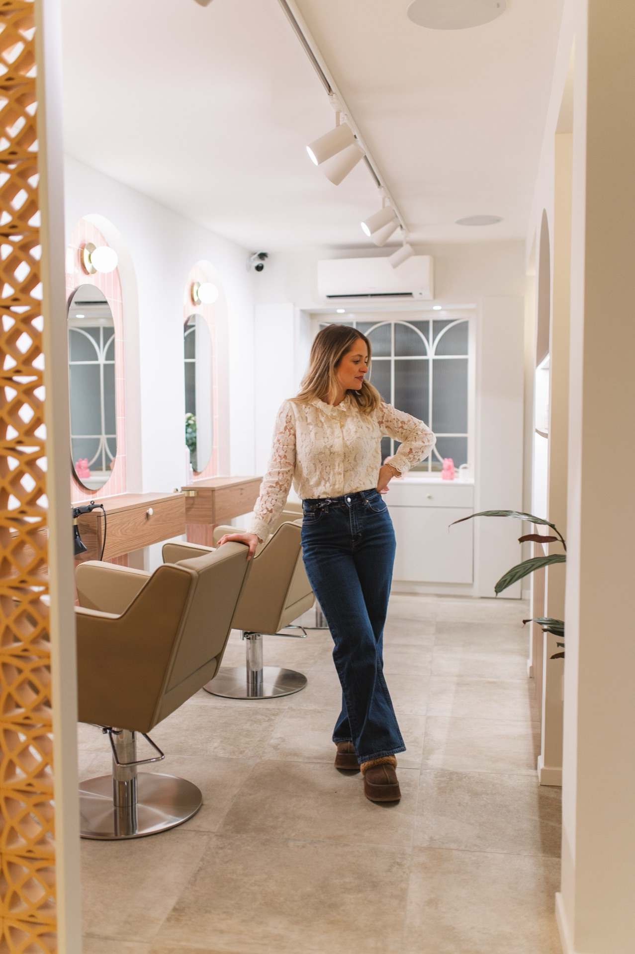 Élodie Giannetti dans son salon privé à Nîmes